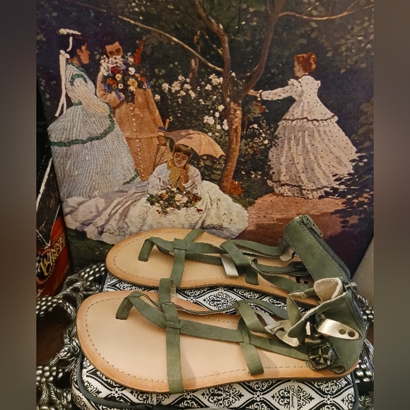 👡G by GUESS OLIVE GREEN SANDALS.👡SIZE 10 WOMEN,A NICE GIFT ITEM.🎁 - Picture 10 of 12